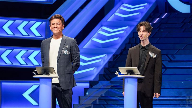 阿布（左）與《中文怪物》爆紅的陳安陽同上節目。（圖／公視提供）