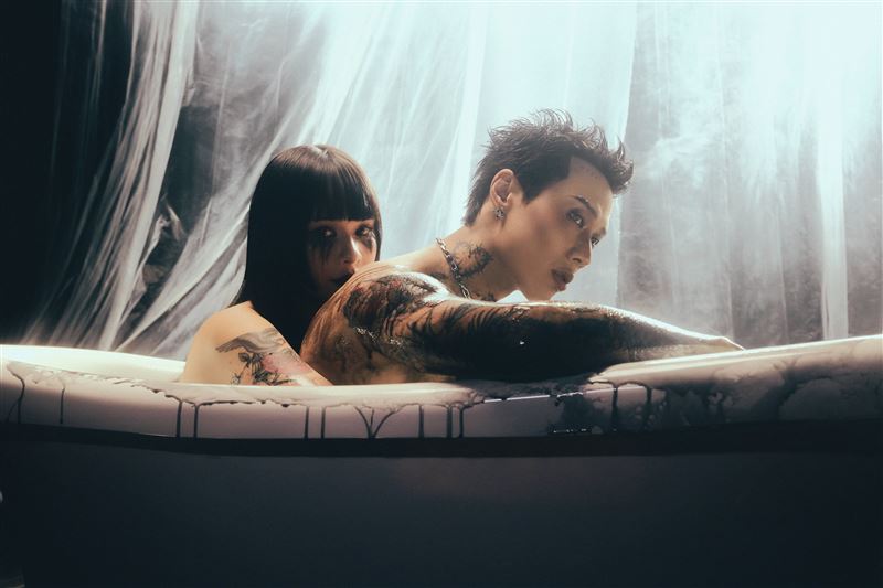 Marz23與辣妻合作〈魅惑天空2&Oslash;25〉MV，當中有大尺度共浴畫面。（圖／華納音樂提供）