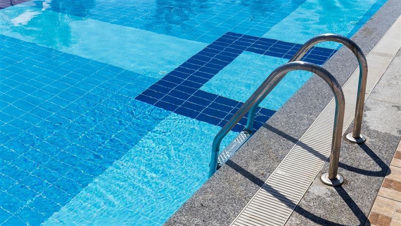 公務員勘災躲泳池 猥褻2男童重判8年8月