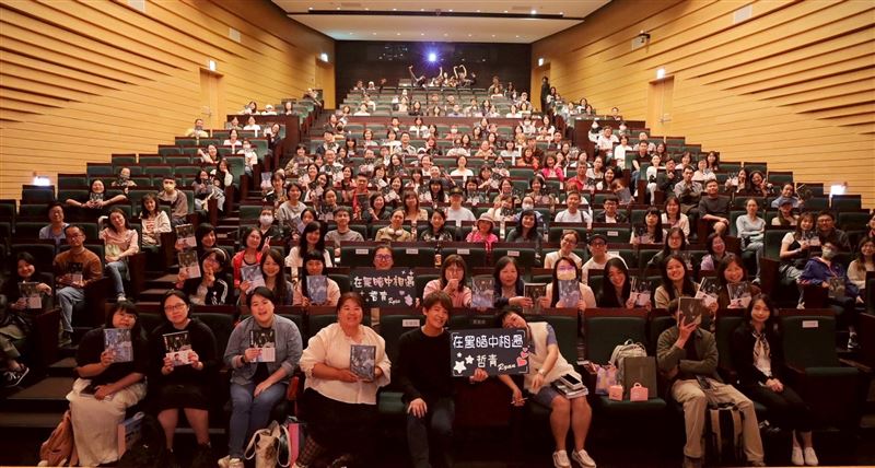 謝哲青新書發表強碰SUPER JUNIOR演唱會，數百粉絲現身力挺。（圖／讀者提供）