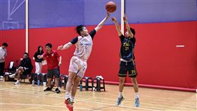 Taipei Sonics翁晨惟(左)展現大鎖防守能力煽了對方外線大火鍋。（圖／U19聯盟）