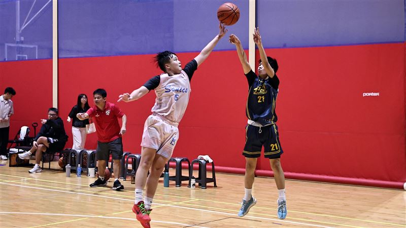 Taipei Sonics翁晨惟(左)展現大鎖防守能力煽了對方外線大火鍋。（圖／U19聯盟）