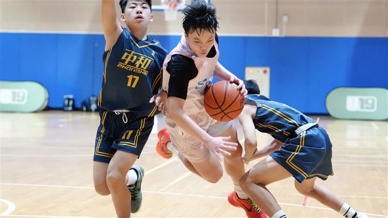 Taipei Sonics翁晨惟（中）「坦克切入」遭對手撞翻。（圖／U19聯盟）