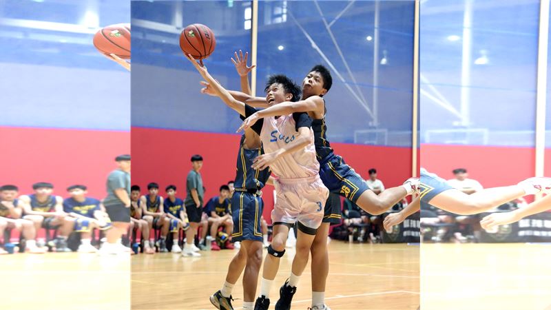 Taipei Sonics翁書唯（中）在對手包夾下挑戰籃框。（圖／U19聯盟提供）