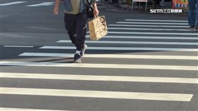 公車讓不過1200。過馬路，斑馬線。