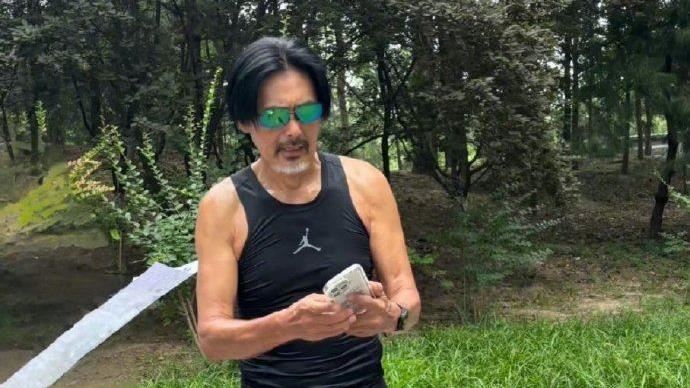 周潤發平常熱愛爬山運動。（圖／翻攝自微博）