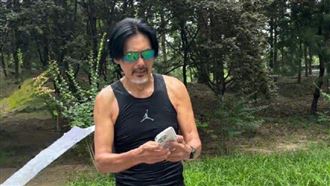 70歲周潤發外貌動1手腳　逆齡回春近況曝