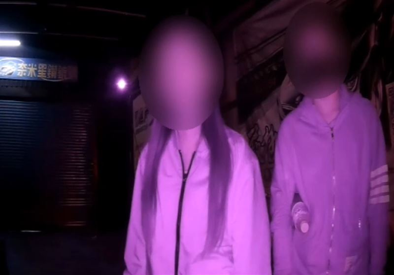 女友看男友被抓走，懷疑對方警察身份，立即向警方報案。（圖／翻攝畫面）