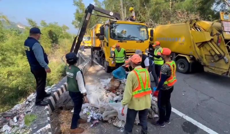 高雄月世界慘變「垃圾山」，環保局獲報便派員清理，發現垃圾源自台南等。（圖／高雄市環保局提供）