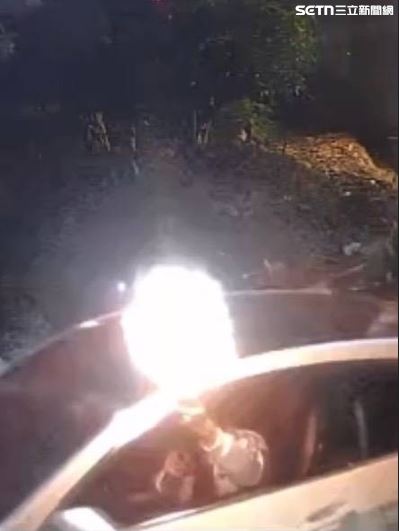 羅男已經癌末，竟然開車還在家外試槍，試槍過程也被監視器拍下。(圖/翻攝畫面)