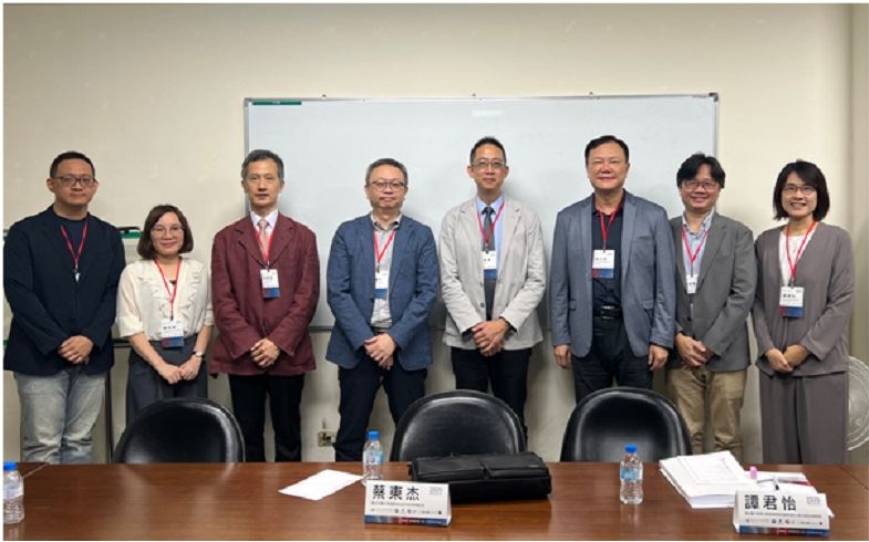 右起: 國立臺中教育大學高等教育經營管理碩士學位學程譚君怡助理教授、勤益科技大學通識教育中心鄭明政副教授、中興大學日韓總和研究中心資深研究員金士懿博士、東海大學政治學系主任張峻豪教授、中興大學國際政治研究所特聘教授蔡東杰、中華大學應用日語系吳明志助理教授、暨南大學國際文教與比較教育學系陳芳草博士後研究員、南台科技大學通識教育中心楊子震助理教授。（圖／資料照）