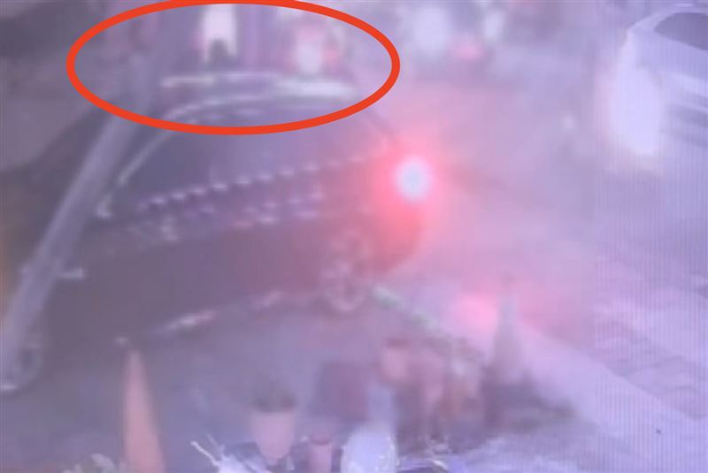 兩名「假警察」衝洗衣店抓人。（圖／翻攝畫面）