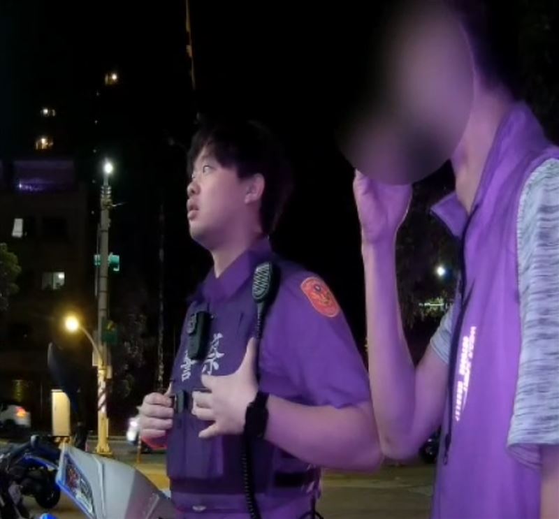 洗車廠老闆幫忙出餿主意，找來兩名友人充當警察抓人。（圖／翻攝畫面）