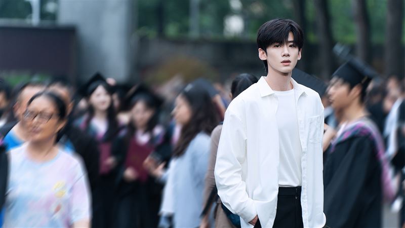 「國民男友」白敬亭主演《難哄》人氣飆漲。（圖／中天娛樂台提供）