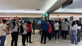 台大地理系學生發文承諾提供350杯手搖飲料。北車丘森茶室今中午發送，排隊民眾依號碼牌分批拿到飲料。（圖／翻攝自丘森茶室北車店臉書）