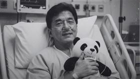 成龍遭外國網友用AI生成圖片亂傳病逝。（圖／翻攝自臉書）