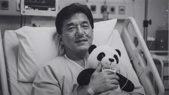 成龍遭外國網友用AI生成圖片亂傳病逝。（圖／翻攝自臉書）