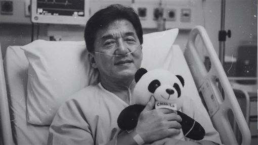 成龍驚爆死訊　百萬粉專發黑白病床照悼念