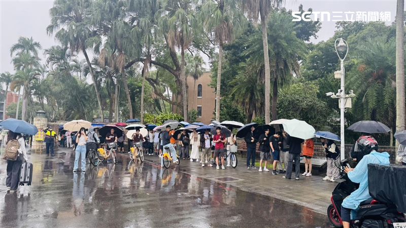 台大學生冒雨排隊領雞排。（圖／記者柯美儀攝影）