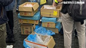 台大電機系學長於約定時間下午3點現身發送雞排。（圖／記者柯美儀攝影）