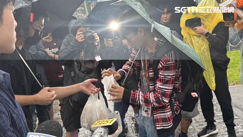 首位領到雞排的學生透露上午11點就來到場等候。（圖／記者柯美儀攝影）