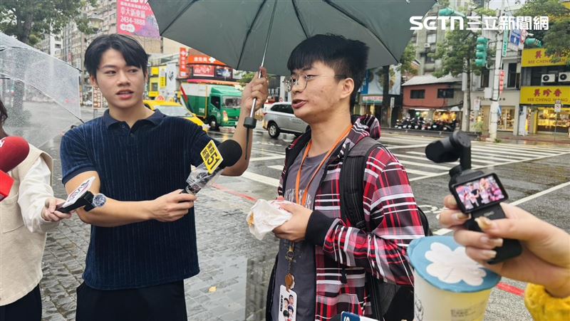 首位領到雞排的學生大口咬下雞排，直呼「好吃」！（圖／記者柯美儀攝影）