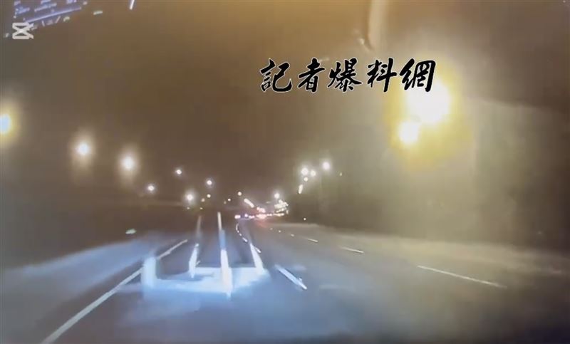 轎車沒閃過鐵架，直接撞擊。（圖／翻攝自記者爆料網）