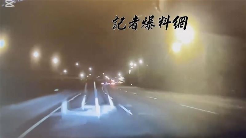 國道出現「鐵架」8車衰撞　驚險畫面曝光