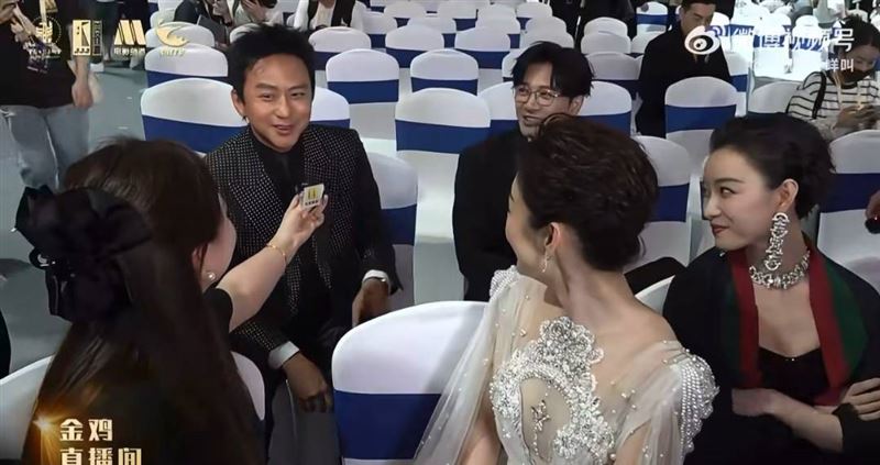 鄧超（後排左）獻唱秒被蘇有朋（後排右）吐槽。（圖／翻攝自微博）