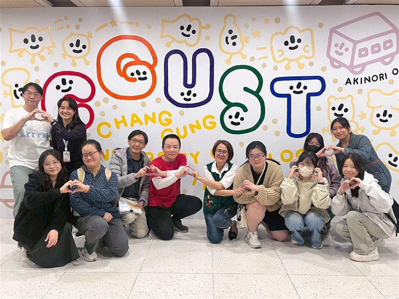 長庚科大師生與藝術家大石曉規共創「微笑」成為最具代表性的幸福符號。（圖／長庚科大提供）