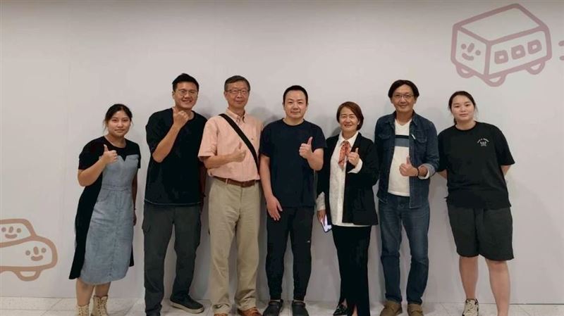 長庚科大學務長劉杏元(右三)邀請藝術家大石曉規(左四)蒞校，推動幸福力藝術共創計畫。（圖／長庚科大提供）