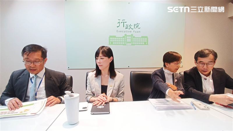 財政部國庫署署長陳柏誠、行政院發言人李慧芝、主計總處副主計長陳慧娟及處長許永議（由左至右）今（17）日下午說明院版財劃法。（圖／記者盧素梅攝影）