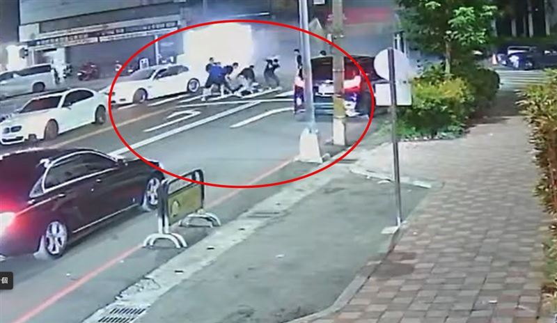 陳姓運將拿滅火器勸阻改裝車炸街，不料遭6人持球棒圍毆倒地。(圖／翻攝畫面)