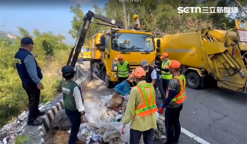 垃圾位處山坡地，清理不易，目前才清除約8噸。（圖／翻攝畫面）