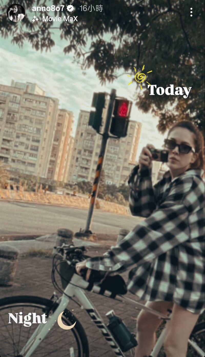 許瑋甯曬出騎腳踏車的美照。（圖／翻攝自IG）