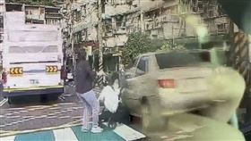 汽車撞上嬰兒車瞬間。（圖／翻攝自八卦村）
