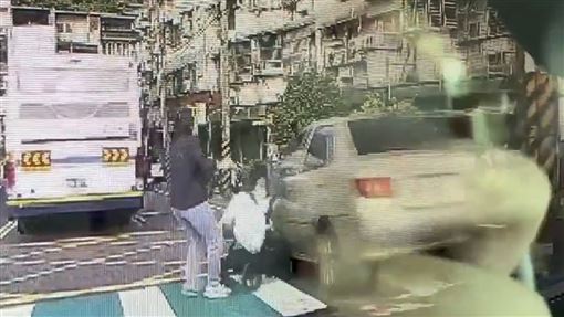 嬤推嬰兒車過馬路被車撞　肇事車竟烙跑