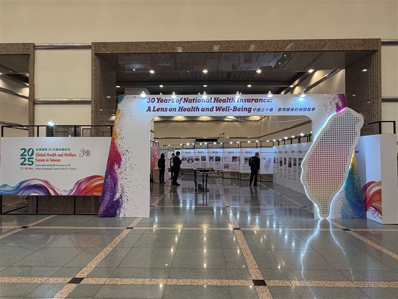 全民健保30週年特展「守護三十載：臺灣健保的視覺敘事」(30 Years of National Health Insurance: A Lens on Health and Well-being)，透過影像一同見證全民健保作為備受國際肯定的全民覆蓋標竿，30年期間守護全民健康的各項里程碑。（圖／衛生福利部提供）