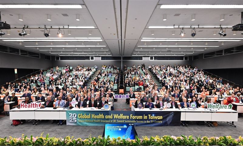 衛生福利部石崇良部長、衛生福利部中央健康保險署陳亮妤署長與國內外與會嘉賓合影。（圖／衛生福利部提供）