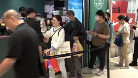 北車丘森茶室今中午開始發送台大地理系飲料，排隊民眾依號碼牌分批拿到飲料。（圖／翻攝畫面）