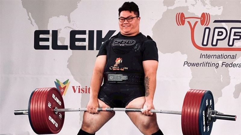 台灣好手巫翊俅在硬舉項目以380公斤的優異成績，擊敗各國好手獲得金牌。（圖／運動部提供）