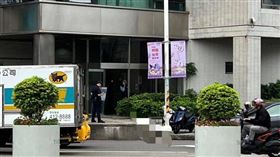 桃園市府圓環17日下午發生墜樓案件，男子從高樓墜落，被送醫救治中。（圖／翻攝畫面）