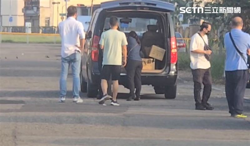 警方在鳳山區攔到座車，遺體就橫躺在後座，旁邊還放了一只黑色行李箱。（圖／翻攝畫面）