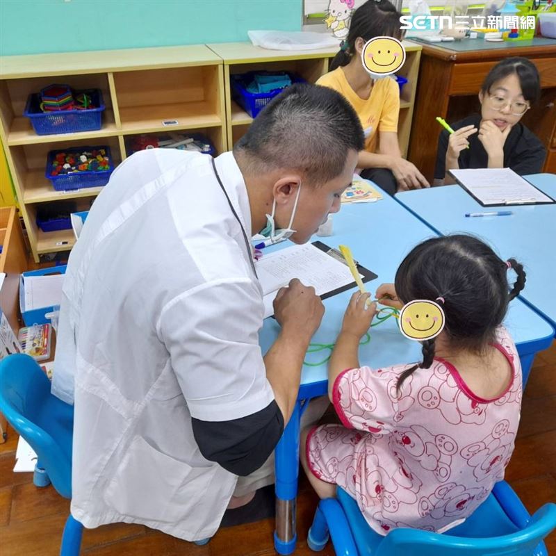 依據兒童個別狀況進行醫療評估、語言與動作能力測試、心理評估與家庭支持等服務，協助家長了解孩子的發展現況與可運用的教養策略。（圖／台南市立醫院提供）