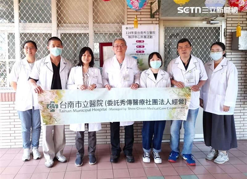由復健科醫師、小兒科醫師、物理治療師、職能治療師、語言治療師、臨床心理師與社工師組成的團隊，至關廟區提供兒童發展聯合評估外展服務。（圖／台南市立醫院提供）