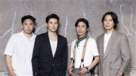 鳳小岳率全新樂團「鳳小岳&壓克力柿子」表演。（圖／年代提供） 