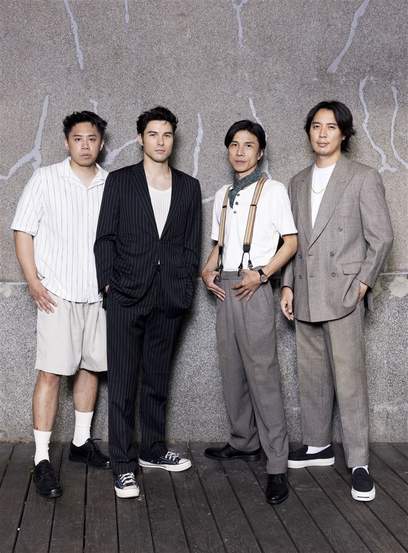 鳳小岳率全新樂團「鳳小岳&amp;壓克力柿子」表演。（圖／年代提供）