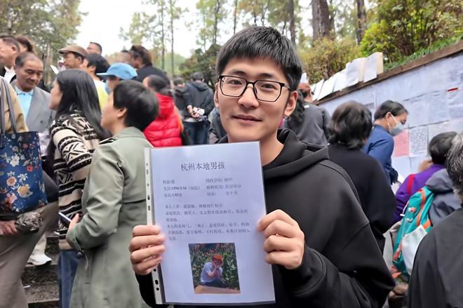 潘天鴻去杭州相親角。（圖／微博）