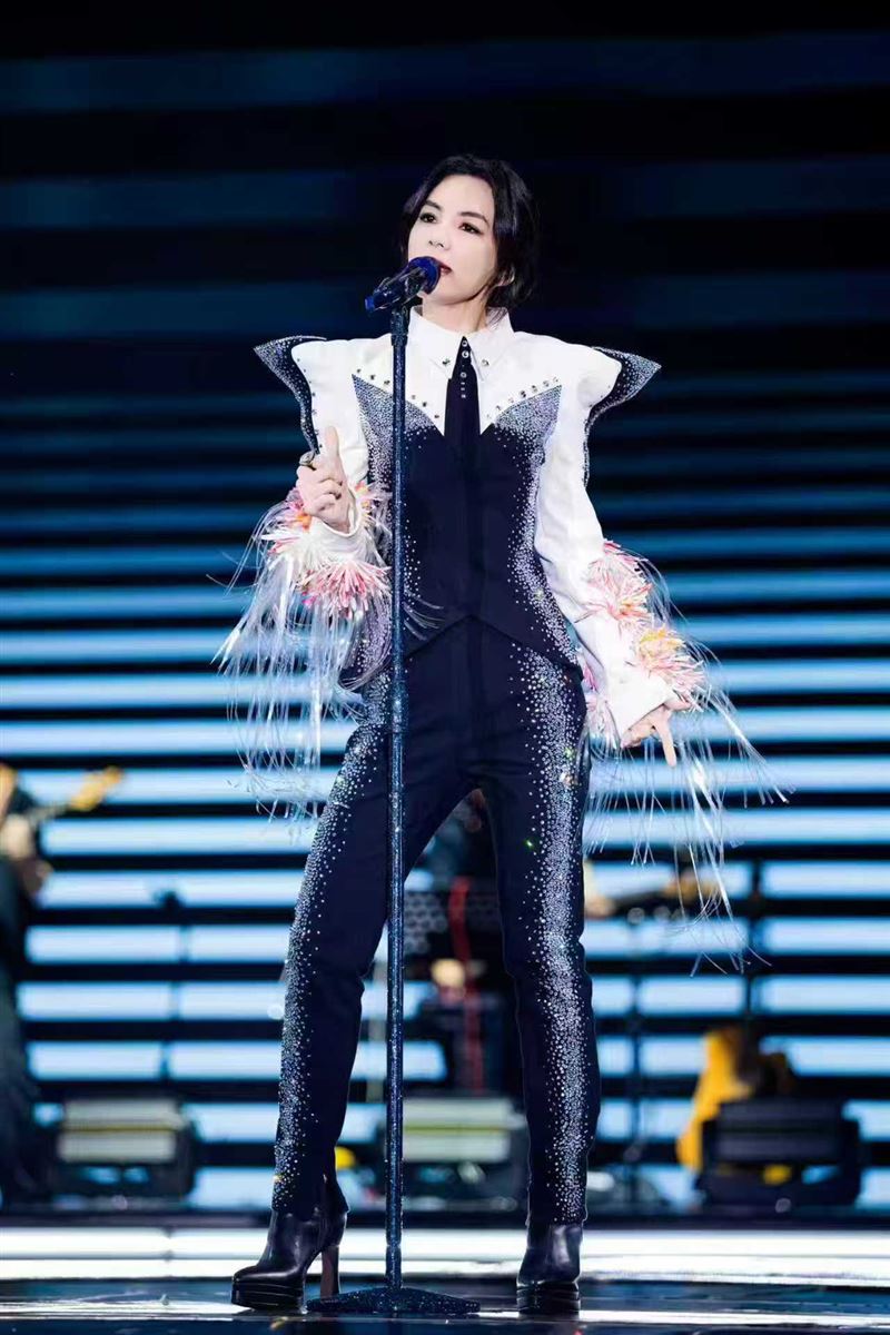 Ella演唱會更換多套造型。（圖／勁樺娛樂提供）