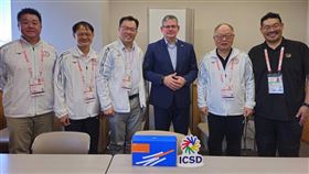 運動部鄭世忠政務次長（左3）與聽體協趙玉平祕書長（右2）率隊，拜會國際聽障運動總會Adám Kósa主席(右3)。(圖／運動部提供)
